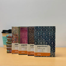 Load image into Gallery viewer, 【ＳＡＬＥ価格！30％割引】PAPERBLANKS ﾍﾟｰﾊﾟｰﾌﾞﾗﾝｸｽ 2024年1月始まり 手帳 週間ﾚﾌﾄ式(ﾎﾘｿﾞﾝﾀﾙ) A6 2024年 ﾀﾞｲｱﾘｰ ﾐﾆ ﾊｰﾄﾞｶﾊﾞｰ ｲﾝﾃﾘｱ　本棚　　大人かわいい おしゃれ かわいい    ｽｹｼﾞｭｰﾙ帳 手帳のﾀｲﾑｷｰﾊﾟｰ :4571263436425
