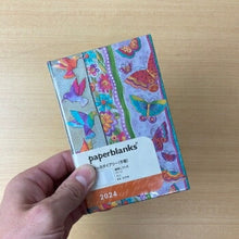Load image into Gallery viewer, 【ＳＡＬＥ価格！30％割引】PAPERBLANKS ﾍﾟｰﾊﾟｰﾌﾞﾗﾝｸｽ 2024年1月始まり 手帳 週間ﾚﾌﾄ式(ﾎﾘｿﾞﾝﾀﾙ) A6 2024年 ﾀﾞｲｱﾘｰ ﾐﾆ ﾊｰﾄﾞｶﾊﾞｰ ｲﾝﾃﾘｱ　本棚　　大人かわいい おしゃれ かわいい    ｽｹｼﾞｭｰﾙ帳 手帳のﾀｲﾑｷｰﾊﾟｰ :4571263436425
