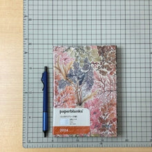 Load image into Gallery viewer, 【ＳＡＬＥ価格！30％割引】【メール便送料無料】PAPERBLANKS ﾍﾟｰﾊﾟｰﾌﾞﾗﾝｸｽ 2024年1月始まり 手帳 週間ﾚﾌﾄ式(ﾎﾘｿﾞﾝﾀﾙ) B6 ﾐﾃﾞｨ ﾊｰﾄﾞｶﾊﾞｰ ｲﾝﾃﾘｱ 本棚 大人かわいい おしゃれ かわいい ｰ  ｽｹｼﾞｭｰﾙ帳 手帳のﾀｲﾑｷｰﾊﾟｰ :4571263436401
