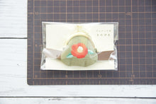 Load image into Gallery viewer, ORIENTALBERRY ｵﾘｴﾝﾀﾙﾍﾞﾘｰ ﾊﾞｯｸ･小物 ･ ｺﾞﾑﾊﾞﾝﾄﾞ付まめがま 椿 つばき 財布 小銭入れ 御朱印　初穂料　御朱印代　手帳ﾊﾞﾝﾄﾞ  ｽｹｼﾞｭｰﾙ帳 手帳のﾀｲﾑｷｰﾊﾟｰ :4573356276406
