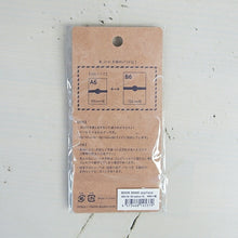Load image into Gallery viewer, IROHA いろは出版 手帳小物 ･ BOOKBAND appliqueABA-05 UB-balloon BL AIUEO 手帳ﾊﾞﾝﾄﾞ　ﾌﾞｯｸﾊﾞﾝﾄﾞ　ﾍﾟﾝﾎﾙﾀﾞｰ　かわいい　ほぼ日　ネック　クリップ  ｽｹｼﾞｭｰﾙ帳 手帳のﾀｲﾑｷｰﾊﾟｰ :4573468145379
