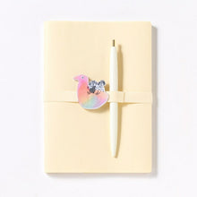 Load image into Gallery viewer, IROHA いろは出版 手帳小物 ･ BOOKBAND appliqueABA-09 CHIBIしゃぼん CR AIUEO 手帳ﾊﾞﾝﾄﾞ　ﾌﾞｯｸﾊﾞﾝﾄﾞ　ﾍﾟﾝﾎﾙﾀﾞｰ　かわいい　ほぼ日　ネック　クリップ  ｽｹｼﾞｭｰﾙ帳 手帳のﾀｲﾑｷｰﾊﾟｰ :4573468145416

