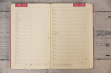 Load image into Gallery viewer, 不二精機 フジセイキ 2019年1月始まり(2018年12月始まり) 手帳 月間式(月間ホリゾンタル) A6 5年手帳 ふせん クラシック 手帳2019　スケジュール帳2019　可愛い　大人かわいい　エルコミューン　ディズニー　スヌーピー　イラスト  スケジュール帳 手帳のタイ :4580269490195
