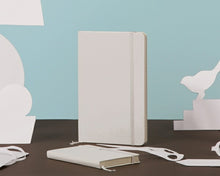 Load image into Gallery viewer, 【15%OFF・期間限定】 MOLESKINE ﾓﾚｽｷﾝ(ﾓｰﾙｽｷﾝ) ﾉｰﾄ A6 ﾙｰﾙﾄﾞﾉｰﾄﾌﾞｯｸ(横罫) / ﾎﾟｹｯﾄ ﾎﾜｲﾄ 連絡帳 自由帳 方眼 横罫 a5 b5 b6 かわいい ﾉｰﾄ  ｽｹｼﾞｭｰﾙ帳 手帳のﾀｲﾑｷｰﾊﾟｰ :4580295865011
