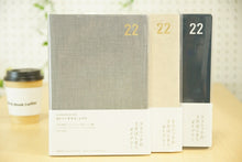 Load image into Gallery viewer, 【送料無料】 LACONIC ﾗｺﾆｯｸ 2022年4月始まり(2022年3月始まり) 手帳 週間ﾊﾞｰﾃｨｶﾙﾚﾌﾄ式(ﾊﾞｰﾁｶﾙ) A5 VL ｺｯﾄﾝ年号 干支 ﾘﾌｨﾙ 仕事計画 大人かわいい おしゃれ ｻｲｽﾞ ｽｹｼﾞｭｰﾙ帳 手帳のﾀｲﾑｷｰﾊﾟｰ :4948197038139
