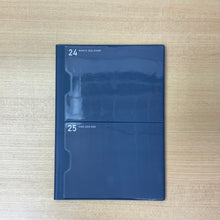Load image into Gallery viewer, 【ＳＡＬＥ価格】LACONIC ﾗｺﾆｯｸ 2024年 4月始まり (2024年 3月始まり) 手帳 月間式(月間ﾌﾞﾛｯｸ) A5 A5M ﾎﾟｹｯﾄ 仕事計画　おしゃれ 大人かわいい 手帳ｶﾊﾞｰ　シンプル  ﾀﾞｲｱﾘｰ  ｽｹｼﾞｭｰﾙ帳 手帳のﾀｲﾑｷｰﾊﾟｰ :4589988491568
