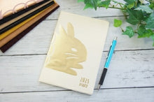 Load image into Gallery viewer, 【名入れ可能】 【30%OFF】 手帳 ｽｹｼﾞｭｰﾙ帳 EL COMMUN ｴﾙｺﾐｭｰﾝ 2023年 1月始まり 月間ﾌﾞﾛｯｸ B6 ﾏﾝｽﾘｰ Pompon ﾎﾟﾝﾎﾟﾝ うさぎ 干支 土偶 ｴｼﾞﾌﾟｼｬﾝ MATOKA ﾏﾄｶ 大人かわいい おしゃれ かわいい 手帳ｶﾊﾞｰ ｻｲｽﾞ :4582529503645
