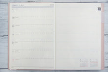 Load image into Gallery viewer, P10倍★ 手帳 2023 マトカ 2023年4月始まり手帳 ダイアリー スケジュール帳 EL COMMUN ｴﾙｺﾐｭｰﾝ 週間ﾚﾌﾄ式(ﾎﾘｿﾞﾝﾀﾙ) B6 ｳｨｰｸﾘｰ ﾚﾌﾄ Trim ﾄﾘﾑ MATOKA 大人かわいい おしゃれ かわいい 手帳ｶﾊﾞｰ 手帳のﾀｲﾑｷｰﾊﾟｰ :4582529500194
