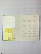 Load image into Gallery viewer, 【SALE価格★】EL COMMUN ｴﾙｺﾐｭｰﾝ 2024年10月始まり(2025年1月始まり) 手帳 週間ﾚﾌﾄ式(ﾎﾘｿﾞﾝﾀﾙ) B6 ｳｨｰｸﾘｰ ﾚﾌﾄ Point ﾎﾟｲﾝﾄ ｷｬﾗｸﾀｰ　ﾃﾞｻﾞｲﾝ おしゃれ 大人かわいい  ﾀﾞｲｱﾘｰ  ｽｹｼﾞｭｰﾙ帳 手帳のﾀｲﾑｷｰ :4589954871264
