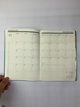 Load image into Gallery viewer, 【SALE価格★】EL COMMUN ｴﾙｺﾐｭｰﾝ 2024年10月始まり(2025年1月始まり) 手帳 週間ﾚﾌﾄ式(ﾎﾘｿﾞﾝﾀﾙ) B6 ｳｨｰｸﾘｰ ﾚﾌﾄ Point ﾎﾟｲﾝﾄ ｷｬﾗｸﾀｰ　ﾃﾞｻﾞｲﾝ おしゃれ 大人かわいい  ﾀﾞｲｱﾘｰ  ｽｹｼﾞｭｰﾙ帳 手帳のﾀｲﾑｷｰ :4589954871264
