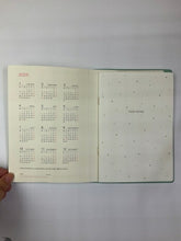 Load image into Gallery viewer, 【SALE価格★】EL COMMUN ｴﾙｺﾐｭｰﾝ 2024年10月始まり(2025年1月始まり) 手帳 週間ﾚﾌﾄ式(ﾎﾘｿﾞﾝﾀﾙ) B6 ｳｨｰｸﾘｰ ﾚﾌﾄ Point ﾎﾟｲﾝﾄ ｷｬﾗｸﾀｰ　ﾃﾞｻﾞｲﾝ おしゃれ 大人かわいい  ﾀﾞｲｱﾘｰ  ｽｹｼﾞｭｰﾙ帳 手帳のﾀｲﾑｷｰ :4589954871264
