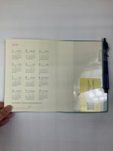 Load image into Gallery viewer, 【SALE価格★】EL COMMUN ｴﾙｺﾐｭｰﾝ 2024年10月始まり(2025年1月始まり) 手帳 週間ﾚﾌﾄ式(ﾎﾘｿﾞﾝﾀﾙ) B6 ｳｨｰｸﾘｰ ﾚﾌﾄ Point ﾎﾟｲﾝﾄ ｷｬﾗｸﾀｰ　ﾃﾞｻﾞｲﾝ おしゃれ 大人かわいい  ﾀﾞｲｱﾘｰ  ｽｹｼﾞｭｰﾙ帳 手帳のﾀｲﾑｷｰ :4589954871264
