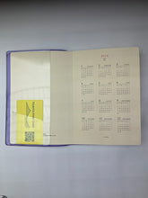Load image into Gallery viewer, 【SALE価格★】 EL COMMUN ｴﾙｺﾐｭｰﾝ 2024年10月始まり(2025年1月始まり) 手帳 B6 ｳｨｰｸﾘｰ ﾌﾞﾛｯｸ ﾕﾆｿﾞﾝ Unison ﾏﾄｶ ｷｬﾗｸﾀｰ　ﾃﾞｻﾞｲﾝ おしゃれ 大人かわいい 手帳ｶﾊﾞｰ ﾀﾞｲｱﾘｰ ﾎﾟｹｯﾄ  ｽｹｼﾞｭｰﾙ帳 :4589954877839
