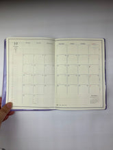 Load image into Gallery viewer, 【SALE価格★】 EL COMMUN ｴﾙｺﾐｭｰﾝ 2024年10月始まり(2025年1月始まり) 手帳 B6 ｳｨｰｸﾘｰ ﾌﾞﾛｯｸ ﾕﾆｿﾞﾝ Unison ﾏﾄｶ ｷｬﾗｸﾀｰ　ﾃﾞｻﾞｲﾝ おしゃれ 大人かわいい 手帳ｶﾊﾞｰ ﾀﾞｲｱﾘｰ ﾎﾟｹｯﾄ  ｽｹｼﾞｭｰﾙ帳 :4589954877839
