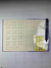 Load image into Gallery viewer, 【SALE価格★】 EL COMMUN ｴﾙｺﾐｭｰﾝ 2024年10月始まり(2025年1月始まり) 手帳 B6 ｳｨｰｸﾘｰ ﾌﾞﾛｯｸ ﾕﾆｿﾞﾝ Unison ﾏﾄｶ ｷｬﾗｸﾀｰ　ﾃﾞｻﾞｲﾝ おしゃれ 大人かわいい 手帳ｶﾊﾞｰ ﾀﾞｲｱﾘｰ ﾎﾟｹｯﾄ  ｽｹｼﾞｭｰﾙ帳 :4589954877839
