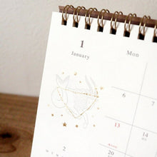 Load image into Gallery viewer, 【SALE価格★】EL COMMUN ｴﾙｺﾐｭｰﾝ 2025 年 1月始まり ｶﾚﾝﾀﾞｰ H120×W180 卓上 ﾘﾝｸﾞﾀｲﾌﾟ Star Sign 星座 ｽﾀｰｻｲﾝ 月曜始まり ﾏﾄｶ MATOKA ｷｬﾗｸﾀｰ ﾃﾞｻﾞｲﾝ おしゃれ 大人かわいい  ｽｹｼﾞｭｰﾙ帳 手帳のﾀｲﾑｷｰﾊﾟｰ :4589954876757
