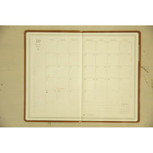 Load image into Gallery viewer, 【40%OFF・期間限定】 EL COMMUN ｴﾙｺﾐｭｰﾝ 2022年4月始まり 手帳 月間式(月間ﾌﾞﾛｯｸ) B6 ｺﾝﾊﾟｸﾄﾏﾝｽﾘｰ Round Hedgehog MATOKA ﾏﾄｶ 大人かわいい おしゃれ 可愛い ｻｲｽﾞ ｽｹｼﾞｭｰﾙ帳 手帳のﾀｲﾑｷｰﾊﾟｰ :4589954877327
