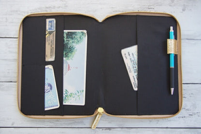 LACONIC ﾗｺﾆｯｸ 手帳ｶﾊﾞｰ B6 ﾗｳﾝﾄﾞﾌｧｽﾅｰ ｼﾞｯﾊﾟｰ DIARY COVER ｺﾞｰﾙﾄﾞ niko and 仕事計画 ﾀﾞｲｱﾘｰ ｽｹｼﾞｭｰﾙ帳 A5 革 ﾌﾞﾗﾝﾄﾞ ﾌｧｽﾅｰ おしゃれ  速達　ｽｹｼﾞｭｰﾙ帳 手帳のﾀｲﾑｷｰﾊﾟｰ :4589988470136