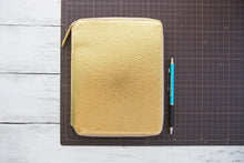 画像をギャラリービューアに読み込む, LACONIC ﾗｺﾆｯｸ 手帳ｶﾊﾞｰ B6 ﾗｳﾝﾄﾞﾌｧｽﾅｰ ｼﾞｯﾊﾟｰ DIARY COVER ｺﾞｰﾙﾄﾞ niko and 仕事計画 ﾀﾞｲｱﾘｰ ｽｹｼﾞｭｰﾙ帳 A5 革 ﾌﾞﾗﾝﾄﾞ ﾌｧｽﾅｰ おしゃれ  速達　ｽｹｼﾞｭｰﾙ帳 手帳のﾀｲﾑｷｰﾊﾟｰ :4589988470136
