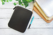 画像をギャラリービューアに読み込む, LACONIC ﾗｺﾆｯｸ 手帳ｶﾊﾞｰ B6 ﾗｳﾝﾄﾞﾌｧｽﾅｰ ｼﾞｯﾊﾟｰ DIARY COVER ﾌﾞﾗｯｸ niko and 仕事計画 ﾀﾞｲｱﾘｰ ｽｹｼﾞｭｰﾙ帳 A5 革 ﾌﾞﾗﾝﾄﾞ ﾌｧｽﾅｰ おしゃれ　速達  ｽｹｼﾞｭｰﾙ帳 手帳のﾀｲﾑｷｰﾊﾟｰ :4589988484027
