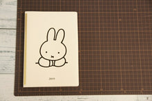 Load image into Gallery viewer, 【廃版商品数量限定】 KUTSUWA ｸﾂﾜ 手帳ｶﾊﾞｰ B6 ﾐｯﾌｨｰ miffy 家族手帳 薄型 2019年発売廃版 数量限定 手帳ｶﾊﾞｰとしてお使いください 訳あり商品 ｽｹｼﾞｭｰﾙ帳 手帳のﾀｲﾑｷｰﾊﾟｰ :4901478148568
