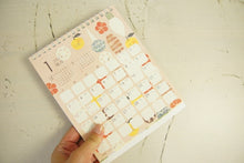 Load image into Gallery viewer, 【5%OFF・期間限定】 CLOTHES-PIN ｸﾛｰｽﾞﾋﾟﾝ 2021年1月始まり ｶﾚﾝﾀﾞｰ B6 Tomoko 卓上ｶﾚﾝﾀﾞｰ 旬菜 大人かわいい おしゃれ 可愛い ｷｬﾗｸﾀｰ 手帳ｶﾊﾞｰ  ｽｹｼﾞｭｰﾙ帳 手帳のﾀｲﾑｷｰﾊﾟｰ :4920097955167
