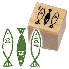 Load image into Gallery viewer, KODOMONOKAO こどものかお ｽﾀﾝﾌﾟ ･ ｱｲﾗﾌﾞｽﾀﾝﾌﾟ 魚3尾 ｽﾀﾝﾌﾟ台 ｲﾝｸ かわいい ｷｬﾗｸﾀｰ 手帳 ｲﾗｽﾄ 6mm 5個 3個 ごほうびｽﾀﾝﾌﾟ 事務 先生 ｽｹｼﾞｭｰﾙ帳 手帳のﾀｲﾑｷｰﾊﾟｰ :4990212030819
