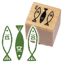 Load image into Gallery viewer, KODOMONOKAO こどものかお ｽﾀﾝﾌﾟ ･ ｱｲﾗﾌﾞｽﾀﾝﾌﾟ 魚3尾 ｽﾀﾝﾌﾟ台 ｲﾝｸ かわいい ｷｬﾗｸﾀｰ 手帳 ｲﾗｽﾄ 6mm 5個 3個 ごほうびｽﾀﾝﾌﾟ 事務 先生 ｽｹｼﾞｭｰﾙ帳 手帳のﾀｲﾑｷｰﾊﾟｰ :4990212030819
