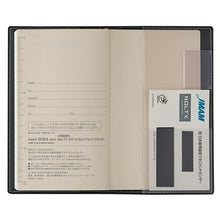 Load image into Gallery viewer, ｽｹｼﾞｭｰﾙ帳 2022 年4月始まり JMAM 能率手帳 手帳 A6 NOLTY ﾎﾟｹｯﾄｶｼﾞｭｱﾙ1 ﾈｲﾋﾞｰ 9055 日本能率協会 ｺﾞｰﾙﾄﾞ nolty ﾌﾟﾗﾝﾅｰｽﾞ 黒 手帳ｶﾊﾞｰ 日記帳 ｻｲｽﾞ おしゃれ 手帳のﾀｲﾑｷｰﾊﾟｰ :9784800559098
