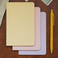 Load image into Gallery viewer, 【訳アリ廃版商品、一部日焼け跡あり。】 MOLESKINE ﾓﾚｽｷﾝ(ﾓｰﾙｽｷﾝ) ﾉｰﾄ A6 ｶｲｴ ｽｸｴｱ / P / 3色ﾊﾟｽﾃﾙ 連絡帳 自由帳 方眼 横罫　a6 かわいい ﾉｰﾄ  ｽｹｼﾞｭｰﾙ帳 手帳のﾀｲﾑｷｰﾊﾟｰ :9784863734449
