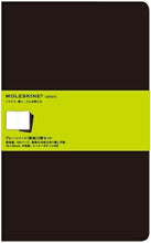Load image into Gallery viewer, 訳アリ廃版商品、一部日焼け跡あり　MOLESKINE ﾓﾚｽｷﾝ(ﾓｰﾙｽｷﾝ) ﾉｰﾄ ･ Plain Cahier XL BL ﾌﾟﾚｰﾝﾉｰﾄ(無地) 3冊ｾｯﾄ [Xﾗｰｼﾞｻｲｽﾞ] ﾃﾞｻﾞｲﾝ文具 ｽｹｼﾞｭｰﾙ帳　B5　b5　黒 :9784903799360
