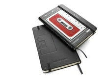 Load image into Gallery viewer, 15%OFF訳アリ廃版商品、日焼け跡ありMOLESKINE ﾓﾚｽｷﾝ(ﾓｰﾙｽｷﾝ) ﾉｰﾄ ･ 限定版  ｵｰﾃﾞｨｵｶｾｯﾄ ﾉｰﾄﾌﾞｯｸ ﾙｰﾙﾄﾞ(横罫)/ ﾎﾟｹｯﾄ　赤　A6 連絡帳 可愛い　罫線　ｽｹｼﾞｭｰﾙ帳 ｲﾑｷｰﾊﾟｰ　ﾊﾞﾝﾄﾞ閉じ :9788866134640
