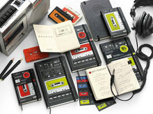 Load image into Gallery viewer, 15%OFF訳アリ廃版商品、日焼け跡ありMOLESKINE ﾓﾚｽｷﾝ(ﾓｰﾙｽｷﾝ) ﾉｰﾄ ･ 限定版  ｵｰﾃﾞｨｵｶｾｯﾄ ﾉｰﾄﾌﾞｯｸ ﾙｰﾙﾄﾞ(横罫)/ ﾎﾟｹｯﾄ　赤　A6 連絡帳 可愛い　罫線　ｽｹｼﾞｭｰﾙ帳 ｲﾑｷｰﾊﾟｰ　ﾊﾞﾝﾄﾞ閉じ :9788866134640
