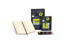 Load image into Gallery viewer, 20%OFF訳アリ廃版商品、日焼け跡あり】 MOLESKINE ﾓﾚｽｷﾝﾉｰﾄ ･ 限定版  ｵｰﾃﾞｨｵｶｾｯﾄ ﾉｰﾄﾌﾞｯｸ ﾌﾟﾚｰﾝ(無地)/ ﾎﾟｹｯﾄ　緑　ｸﾞﾘｰﾝ 罫線A6 a6 ﾃﾞｻﾞｲﾝ文具 ｽｹｼﾞｭｰﾙ帳 ﾀｲﾑｷｰﾊﾟｰ ﾊﾞﾝﾄﾞ閉じ :9788866134664
