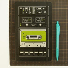 Load image into Gallery viewer, 【10%OFF・訳アリ廃版商品】 MOLESKINE ﾓﾚｽｷﾝ ﾉｰﾄ A5 限定版  ｵｰﾃﾞｨｵｶｾｯﾄ ﾉｰﾄﾌﾞｯｸ ﾌﾟﾚｰﾝ(無地)/ ﾗｰｼﾞ 連絡帳 自由帳 方眼 横罫 A5ｽﾘﾑ　長方形 かわいい ﾉｰﾄ ﾃﾞｻﾞｲﾝ文具 ｽｹｼﾞｭｰﾙ帳 ﾀｲﾑｷｰﾊﾟｰ　ｸﾞﾘｰﾝ :9788866134671
