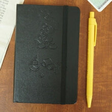 Load image into Gallery viewer, 【10%OFF･期間限定】 MOLESKINE ﾓﾚｽｷﾝ(ﾓｰﾙｽｷﾝ) ﾉｰﾄ A6 [限定版] DISNEYﾉｰﾄﾌﾞｯｸ ﾙｰﾙﾄﾞ(横罫)/ ﾎﾟｹｯﾄ 連絡帳 自由帳 方眼 横罫 a5 b5 b6 かわいい  ｽｹｼﾞｭｰﾙ帳 手帳のﾀｲﾑｷｰﾊﾟｰ :9788866137887
