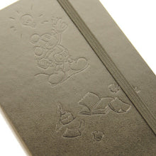 Load image into Gallery viewer, 【10%OFF･期間限定】 MOLESKINE ﾓﾚｽｷﾝ(ﾓｰﾙｽｷﾝ) ﾉｰﾄ A6 [限定版] DISNEYﾉｰﾄﾌﾞｯｸ ﾙｰﾙﾄﾞ(横罫)/ ﾎﾟｹｯﾄ 連絡帳 自由帳 方眼 横罫 a5 b5 b6 かわいい  ｽｹｼﾞｭｰﾙ帳 手帳のﾀｲﾑｷｰﾊﾟｰ :9788866137887
