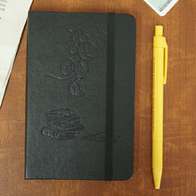 Load image into Gallery viewer, 【10%OFF・期間限定】 MOLESKINE ﾓﾚｽｷﾝ(ﾓｰﾙｽｷﾝ) ﾉｰﾄ A6 [限定版] DISNEYﾉｰﾄﾌﾞｯｸ ﾌﾟﾚｰﾝ(無地)/ ﾎﾟｹｯﾄ 連絡帳 自由帳 方眼 横罫 a5 b5 b6 かわいい  ｽｹｼﾞｭｰﾙ帳 手帳のﾀｲﾑｷｰﾊﾟｰ :9788866137894
