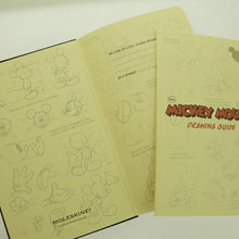 Load image into Gallery viewer, 【10%OFF・期間限定】 MOLESKINE ﾓﾚｽｷﾝ(ﾓｰﾙｽｷﾝ) ﾉｰﾄ A6 [限定版] DISNEYﾉｰﾄﾌﾞｯｸ ﾌﾟﾚｰﾝ(無地)/ ﾎﾟｹｯﾄ 連絡帳 自由帳 方眼 横罫 a5 b5 b6 かわいい  ｽｹｼﾞｭｰﾙ帳 手帳のﾀｲﾑｷｰﾊﾟｰ :9788866137894

