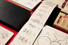 Load image into Gallery viewer, 【30%OFF・メール便送料無料】 MOLESKINE モレスキン(モールスキン) ノート ・ [限定版] DISNEYノートブック プレーン(無地)/ ラージ 連絡帳 漢字 可愛い 自由帳 罫線 a5 A5ｽﾘﾑ デザイン文具 スケジュール帳 手帳のタイムキーパー :9788866137917
