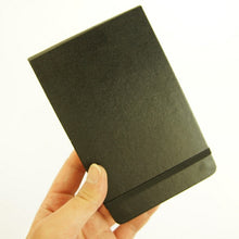 Load image into Gallery viewer, 訳アリ廃版商品、一部日焼け跡あり。MOLESKINE ﾓﾚｽｷﾝ(ﾓｰﾙｽｷﾝ) ﾉｰﾄ A6 ｽｸｴｱｰﾄﾞﾉｰﾄﾌﾞｯｸ(方眼) / ﾎﾟｹｯﾄ 連絡帳 自由帳 方眼 横罫　a6 ﾒﾓ :9788883705496
